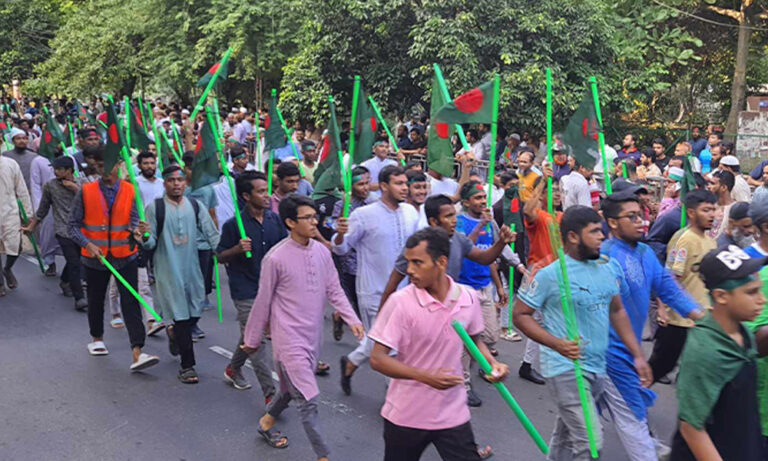 ধানমন্ডি ৩২ নম্বরে অবস্থান করছেন আন্দোলনকারীরা