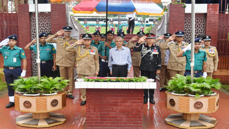 পুলিশ স্মৃতিসৌধে স্বরাষ্ট্র উপদেষ্টার শ্রদ্ধা