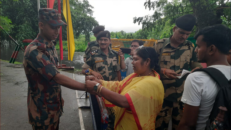 বিজিবি সদস্যদের ‘রাখি’ পরিয়ে দিচ্ছেন ভারতের সাবেক কেন্দ্রীয় প্রতিমন্ত্রী